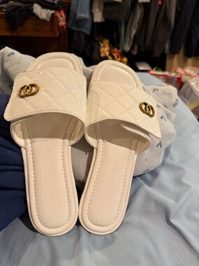 NWOB White Wild Diva Lounge Sandals Size 9